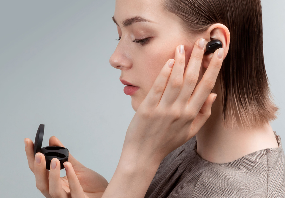 Наушники Xiaomi Redmi AirDots Wireless Bluetooth Headset девушка слушает музыку